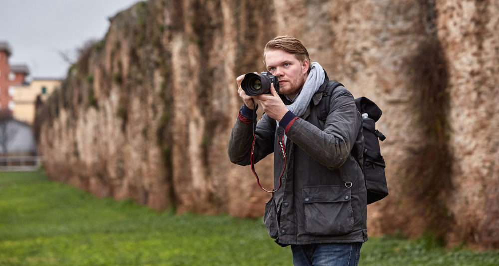 Jan Düfelsiek fotografiert in der TV-Sendung "Master of Photography". Foto: Sky