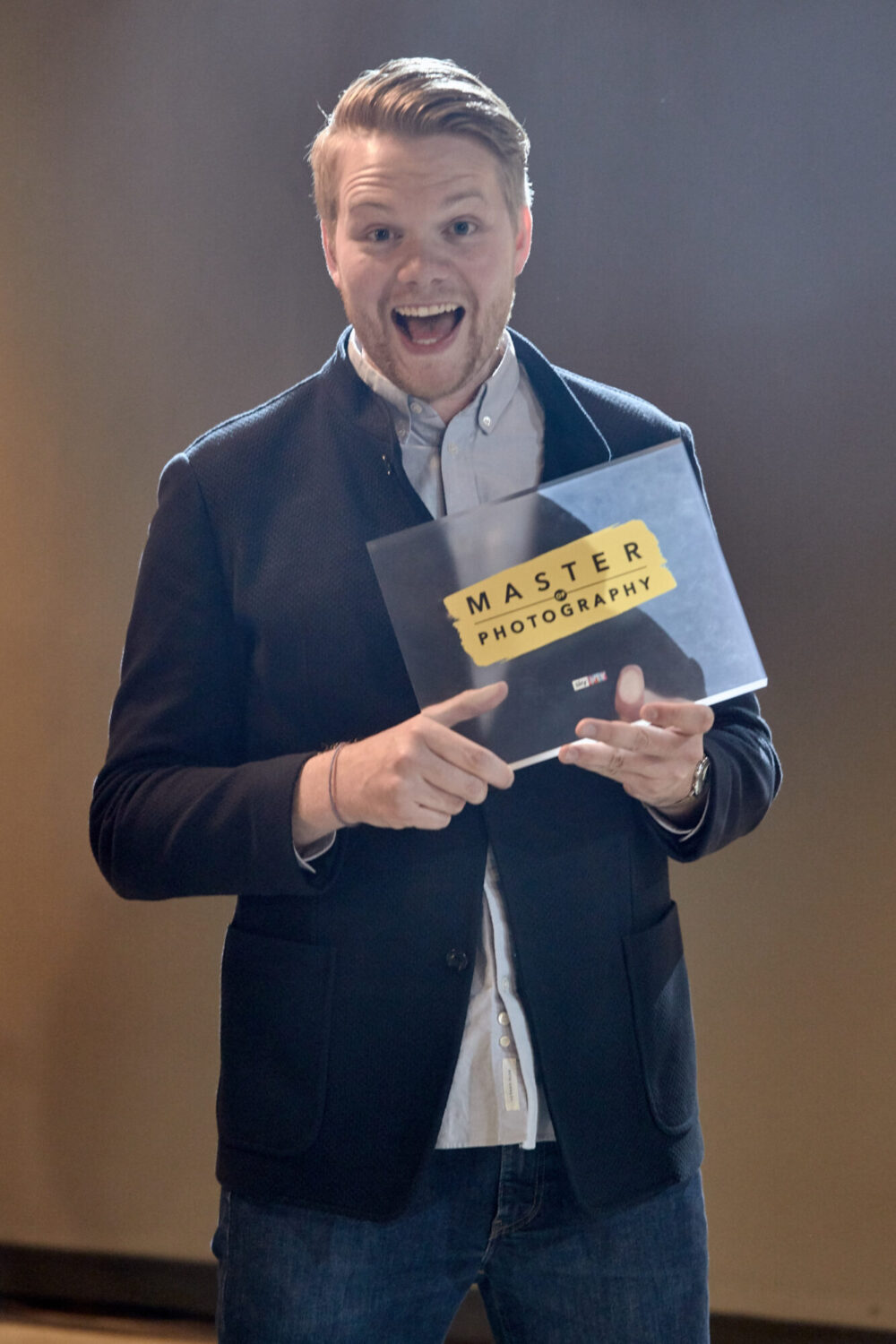 Jan Düfelsiek hält den "Master of Photography"-Pokal in der Hand. Foto: Sky